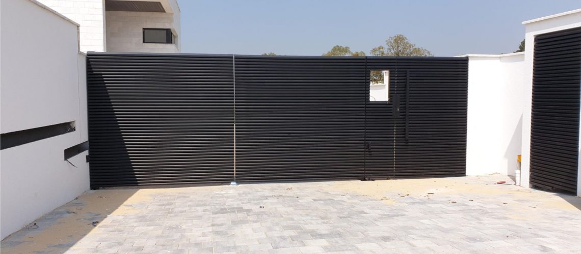 תכנון שער חניה מאלומיניום בצבע שחור